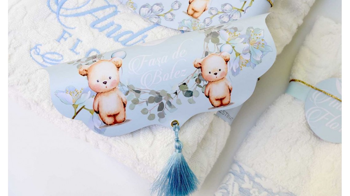 Trusou de botez cu eucalipt si ursuleti pe fundal bleu mint Little Blue Bear 9